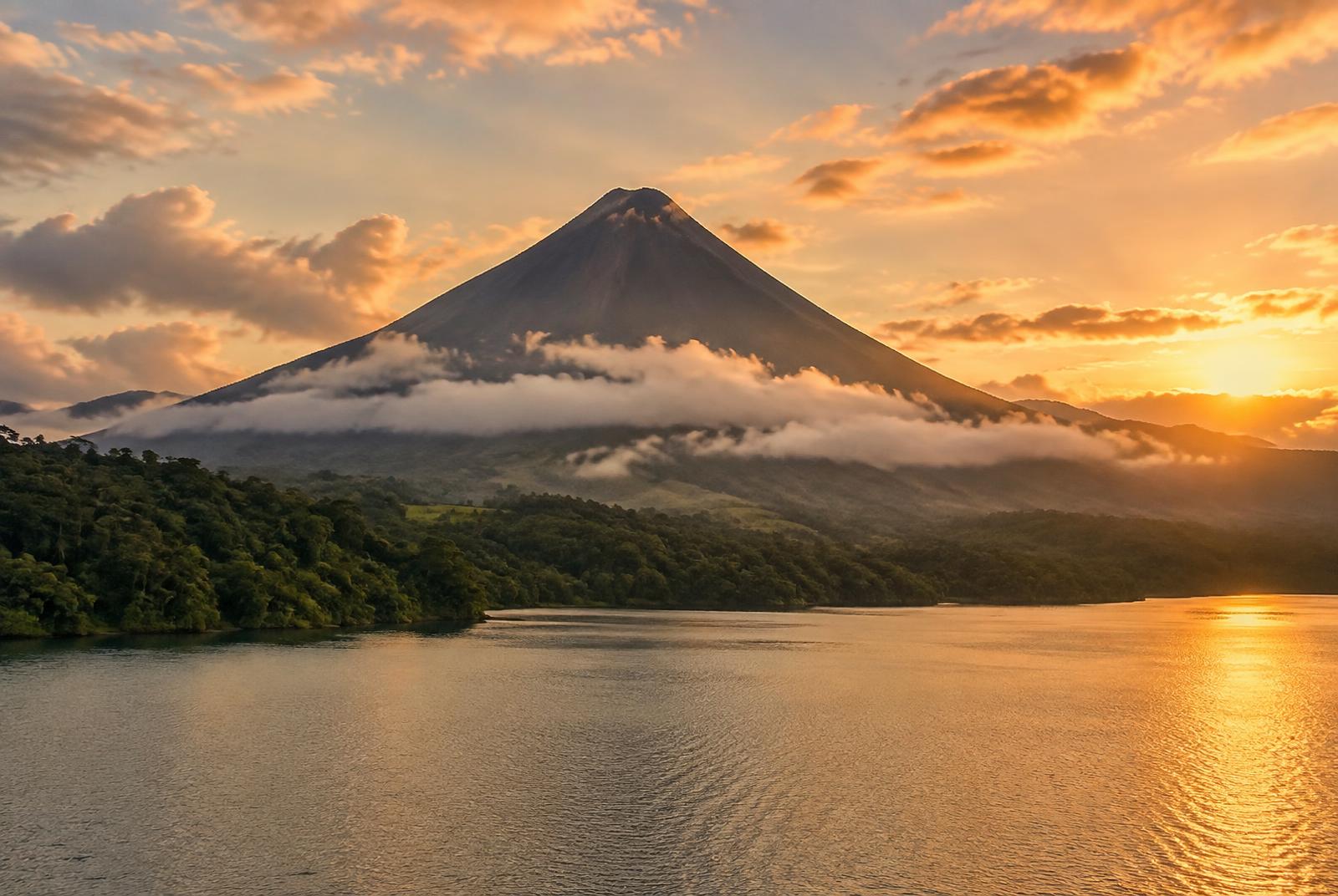 Volcán Arenal al atardecer sobre el lago